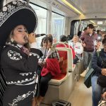 Por el Día del Padre se prevé una serenata a bordo de una unidad del tranvía de Cuenca. Hace meses, también se presentó una serenata por el Día de la Madre. /Foto tranvía
