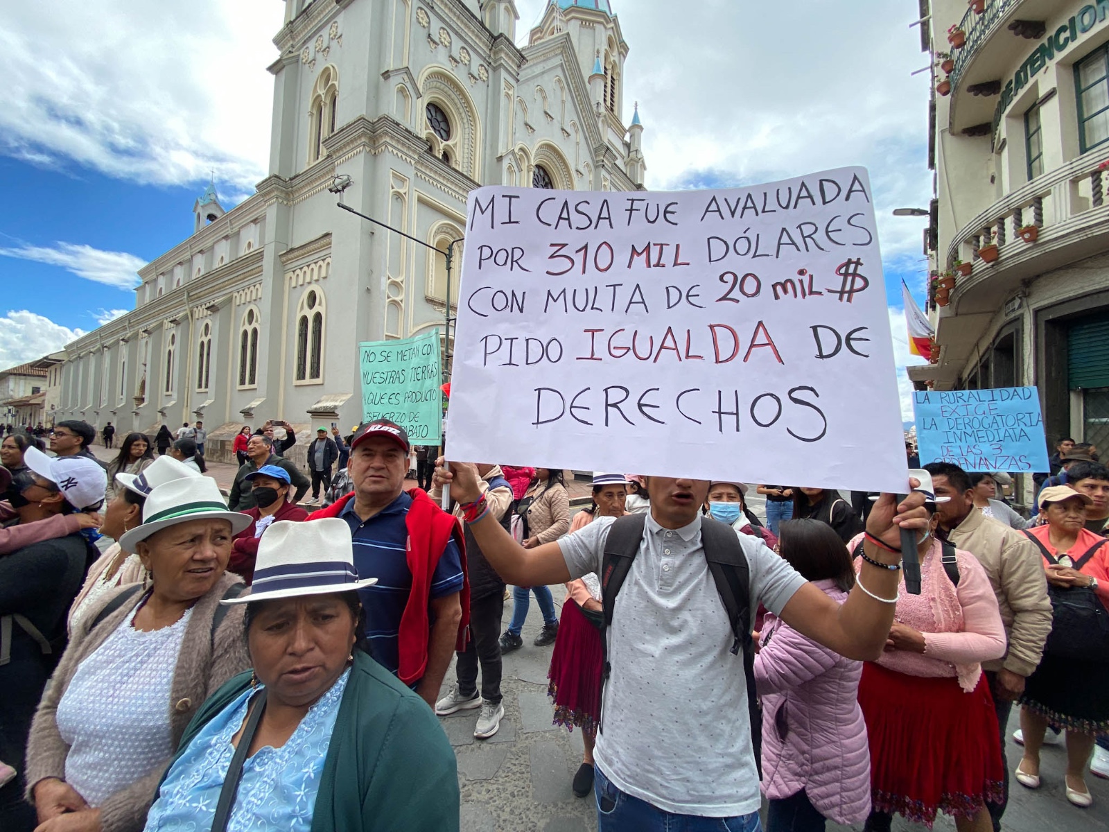 Organizaciones sociales de Cuenca convocan a una marcha para exigir la derogatoria de tres ordenanzas municipales. El 27 de mayo, ciudadanos de parroquias rurales ya marcharon por el mismo tema. /XCA