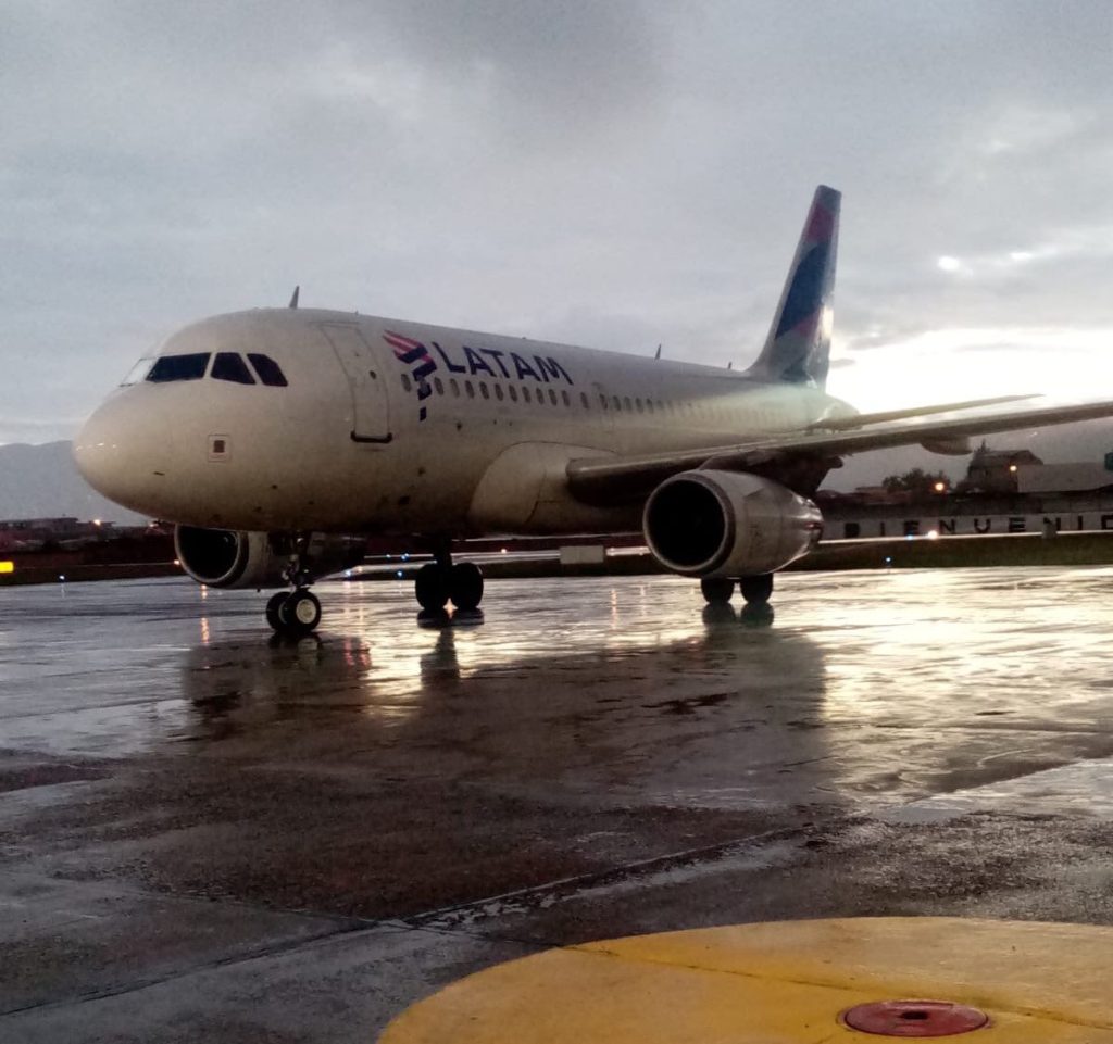 Avión de LATAM no pudo aterrizar por cielo nublado en Cuenca