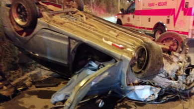 Así terminó el vehículo tras sufrir el accidente en la vía Cuenca – Cumbe y en el que falleció una persona. /Foto Cuerpo de Bomberos