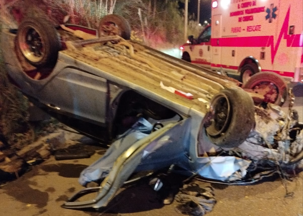 Así terminó el vehículo tras sufrir el accidente en la vía Cuenca – Cumbe y en el que falleció una persona. /Foto Cuerpo de Bomberos