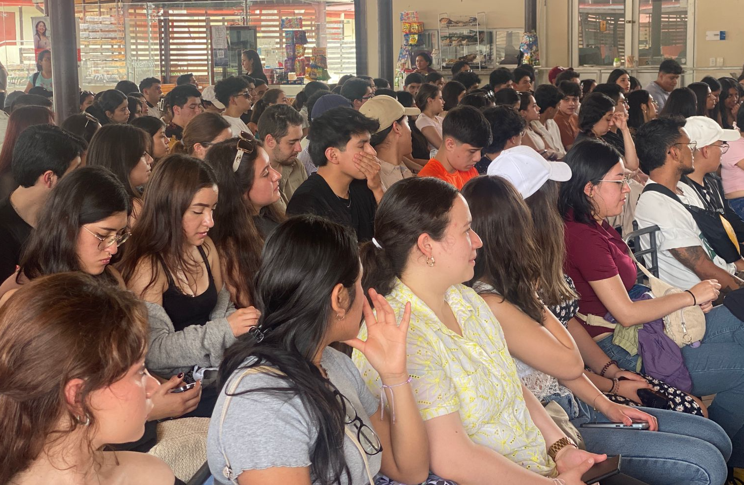 Estudiantes de la Universidad Católica de Cuenca son parte del proyecto Raíces de Sabiduría: plantas y salud que se desarrolla en Ikiam. /Foto cortesía
