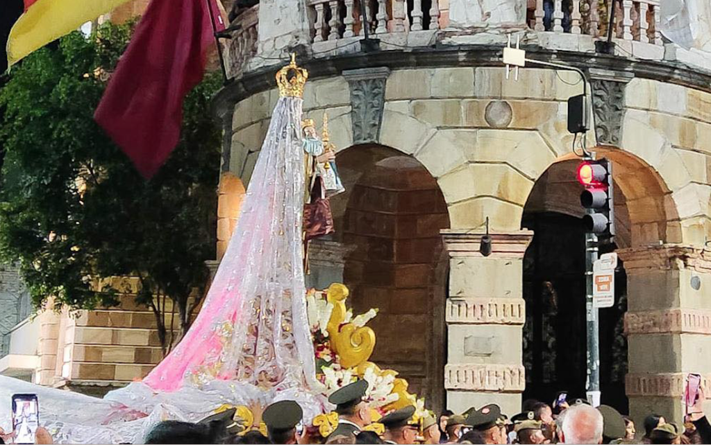 El recorrido, que terminará en la Plaza de las Flores, se da en honor a la Virgen del Carmen. /Foto cortesía