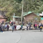 Un grupo de ciudadanos protagonizan el cierre de la vía Cuenca – Molleturo – El Empalme por protestas contra ordenanzas. /Captura de video