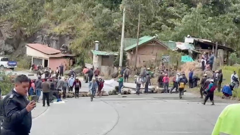 Un grupo de ciudadanos protagonizan el cierre de la vía Cuenca – Molleturo – El Empalme por protestas contra ordenanzas. /Captura de video