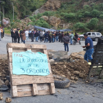 Las protestas en el acceso a la parroquia Molleturo mantienen cerrada la vía Cuenca – Molleturo – El Empalme. /Fotos de la Comisión de Tránsito del Ecuador.