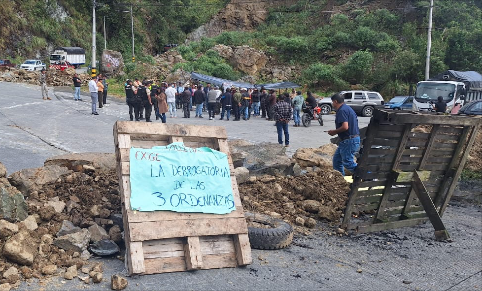 Las protestas en el acceso a la parroquia Molleturo mantienen cerrada la vía Cuenca – Molleturo – El Empalme. /Fotos de la Comisión de Tránsito del Ecuador.