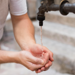 El corte de agua en sectores de Cuenca se da por la sustitución de accesorios. /Cortesía