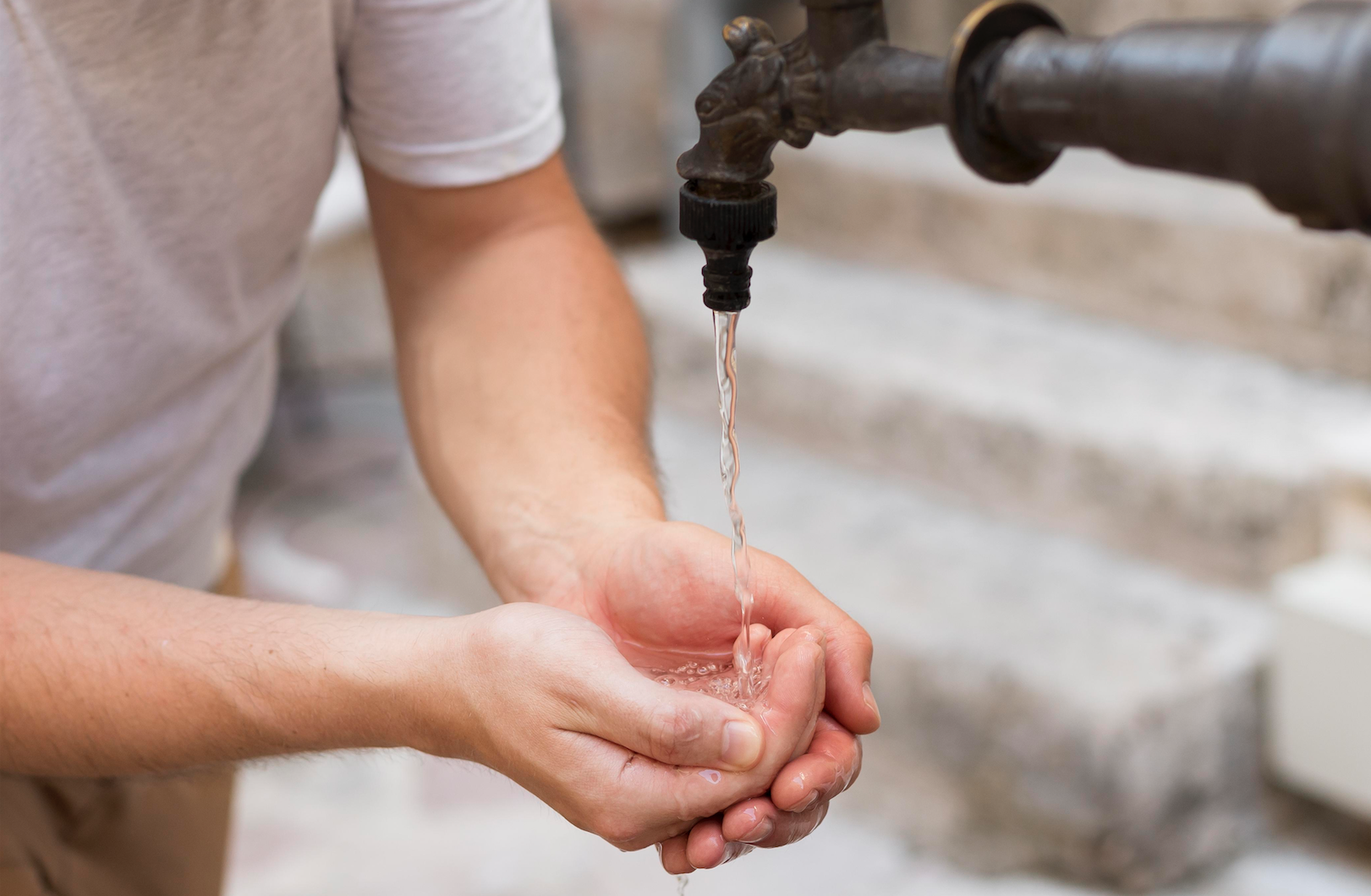 El corte de agua en sectores de Cuenca se da por la sustitución de accesorios. /Cortesía