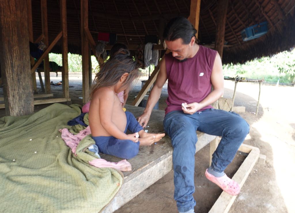 Más niños de las comunidades rurales del cantón Taisha han fallecido, según reportes. Voluntarios ayudan a los menores y sus familias. /FCS