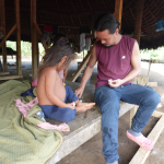 Más niños de las comunidades rurales del cantón Taisha han fallecido, según reportes. Voluntarios ayudan a los menores y sus familias. /FCS