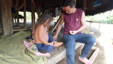 Más niños de las comunidades rurales del cantón Taisha han fallecido, según reportes. Voluntarios ayudan a los menores y sus familias. /FCS