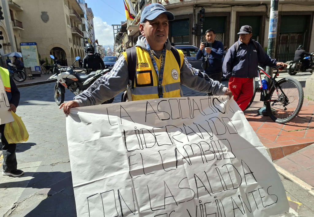 Un grupo de ‘vigilantes seguros’ de carros protagonizaron una marcha en el centro de Cuenca. /JIP