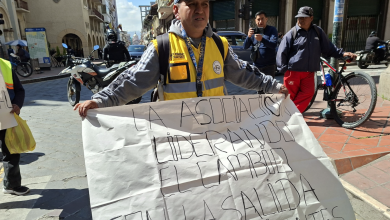 Un grupo de ‘vigilantes seguros’ de carros protagonizaron una marcha en el centro de Cuenca. /JIP