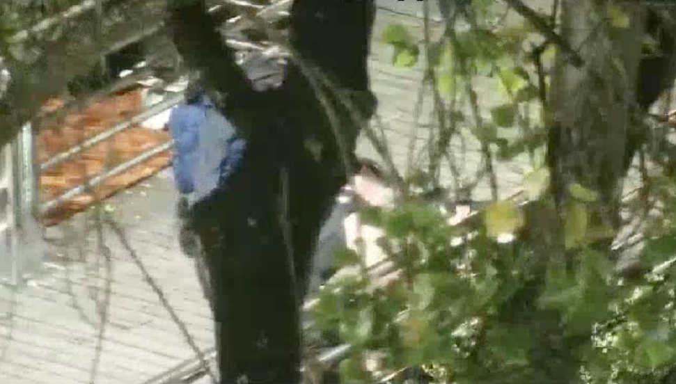Captura de las imágenes compartidas por el ECU 911 del apoyo que le dieron a la persona afectada. /Captura video del ECU 911