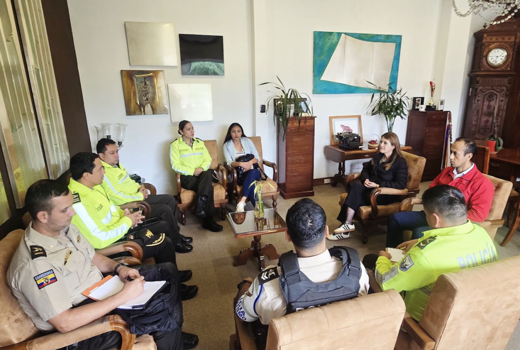 La reunión de seguridad en la Universidad de Cuenca se han presentado hechos delictivos que alertaron a la comunidad. Por eso se promovió una reunión de seguridad. /Foto Policía Nacional