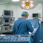 Cirujano plástico en Cuenca recibe una segunda sentencia por abuso sexual a una paciente.