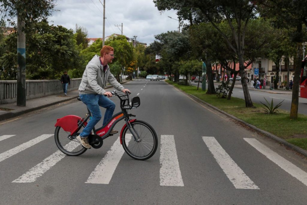 Daniel Orellana, profesor e investigador de la Universidad de Cuenca y del grupo Llactalab, usa la bici pública en la Avenida 12 de Abril y Avenida Loja.