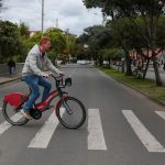 Daniel Orellana, profesor e investigador de la Universidad de Cuenca y del grupo Llactalab, usa la bici pública en la Avenida 12 de Abril y Avenida Loja.