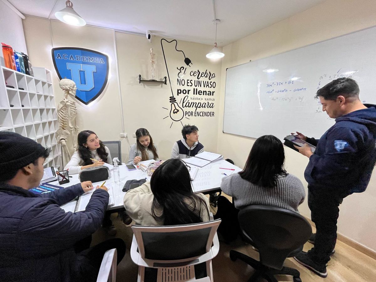 Estudiantes reciben clases de refuerzo y nivelación en la Academia Urdiales.