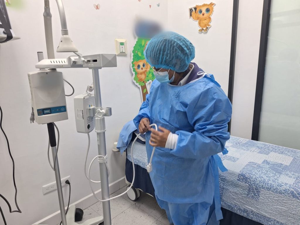 El personal del Acess visitó las instalaciones del hospital del día de Cuenca en el que se hallaron las irregularidades. /Foto Acess