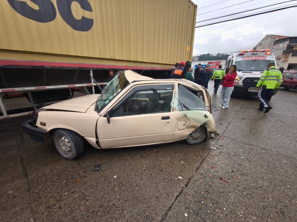 Así terminó el vehículo afectado tras el accidente registrado en el sector del Parque Industrial. /Foto Bomberos Cuenca.