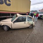 Así terminó el vehículo afectado tras el accidente registrado en el sector del Parque Industrial. /Foto Bomberos Cuenca.