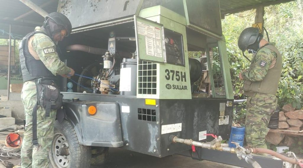 Los militares ejecutaron un operativo en Cachi, en el cantón Camilo Ponce Enríquez, en una mina ilegal manejada por una banda delictiva, según las Fuerzas Armadas. /Fotos Ejército Ecuatoriano
