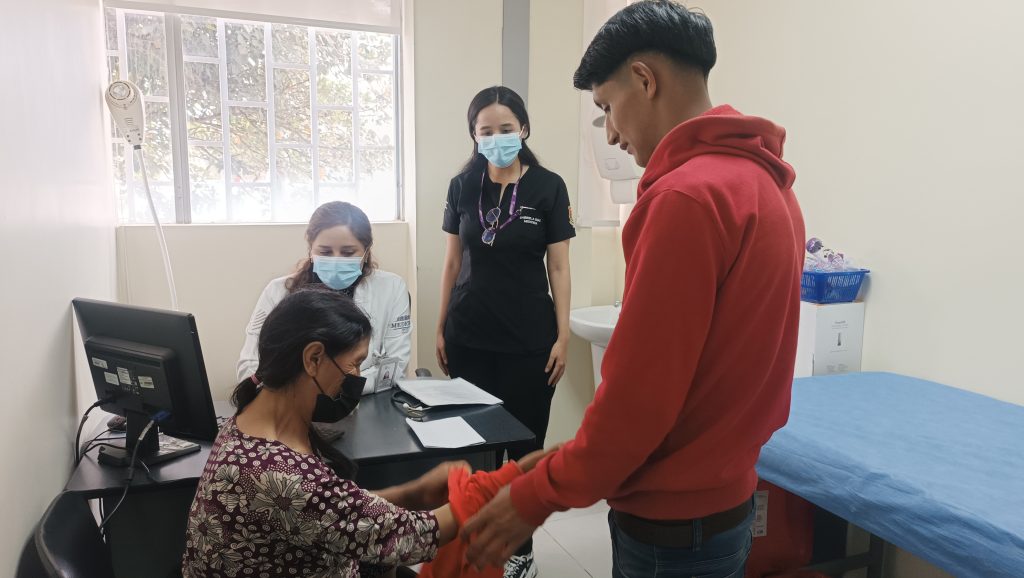 La paciente está en buen estado de salud tras la intervención quirúrgica en el Hospital Vicente Corral Moscoso. /Fotos Hospital Regional