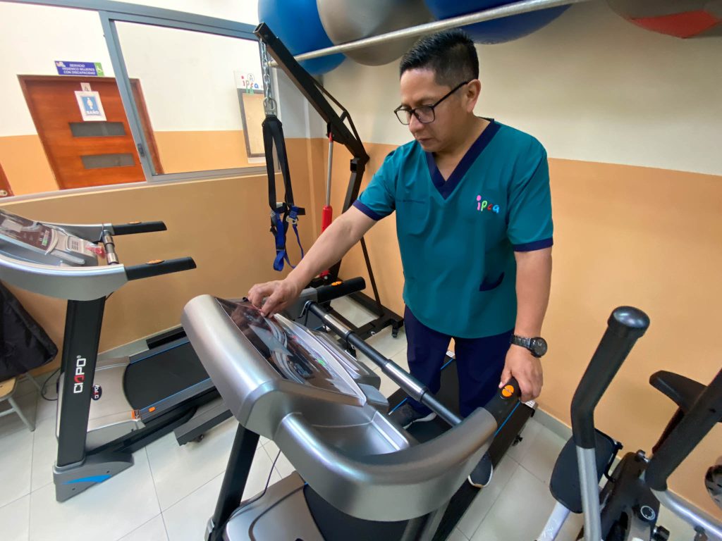 Modernos equipos para terapia física fueorn entregados al Instituto de Parálisis Cerebral del Azuay.
