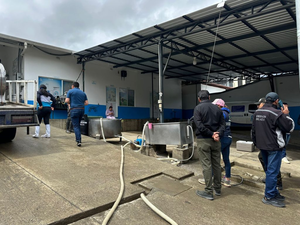 ARCSA decomisó casi 1.000 litros de leche en Guachapala, en Azuay