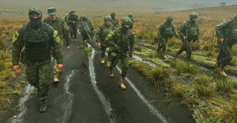 Militares destruyeron maquinaria en operativo contra minería ilegal en Nabón