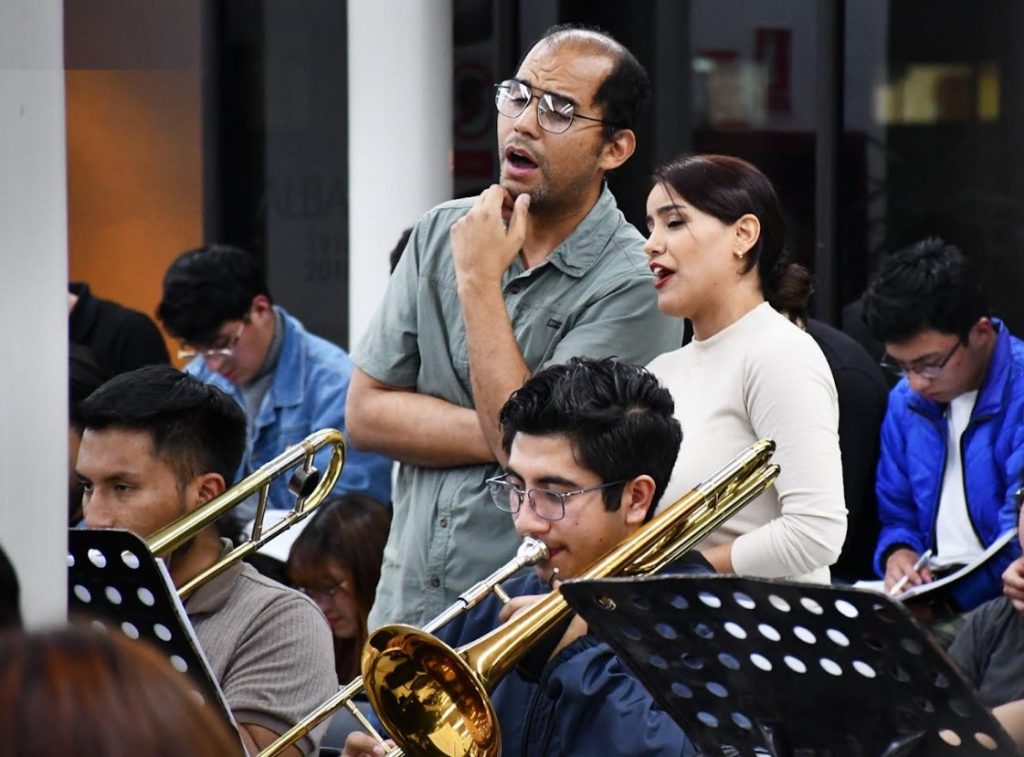 Andrés Córdova, tenor, y Viviana Rodríguez, soprano, durante un ensayo de la ópera El elixir de amor. .