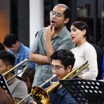 Andrés Córdova, tenor, y Viviana Rodríguez, soprano, durante un ensayo de la ópera El elixir de amor. .