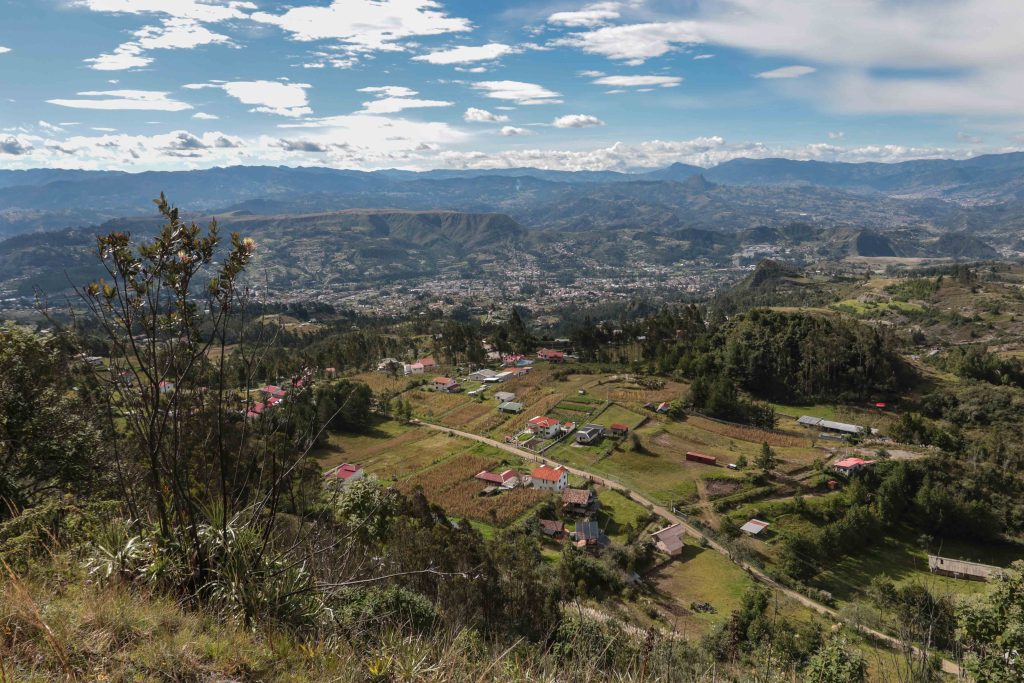 Paisaje desde el cerro Guagualzhumi, desde donde se observa una panorámica de las cordilleras que lo rodean.