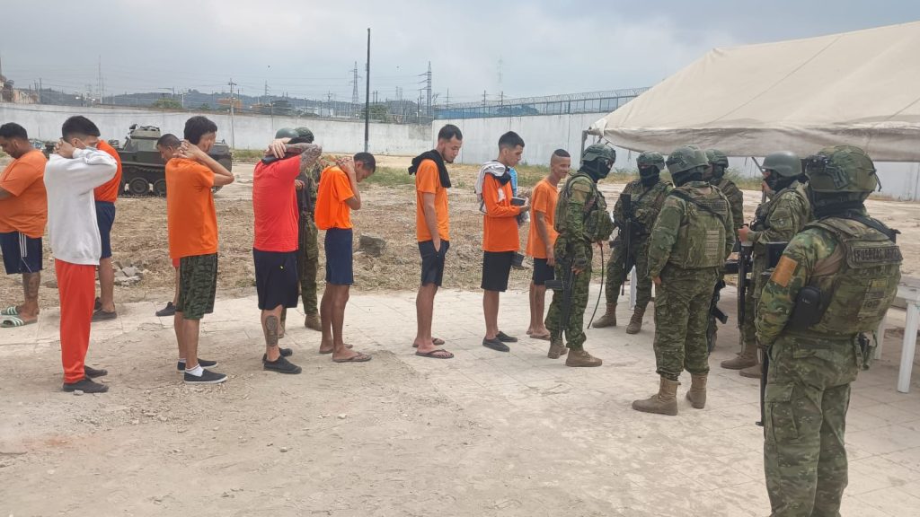 22 presos fueron trasladados desde cárcel del Guayaquil hasta Cotopaxi. El Bloque de Seguridad los custodió.
