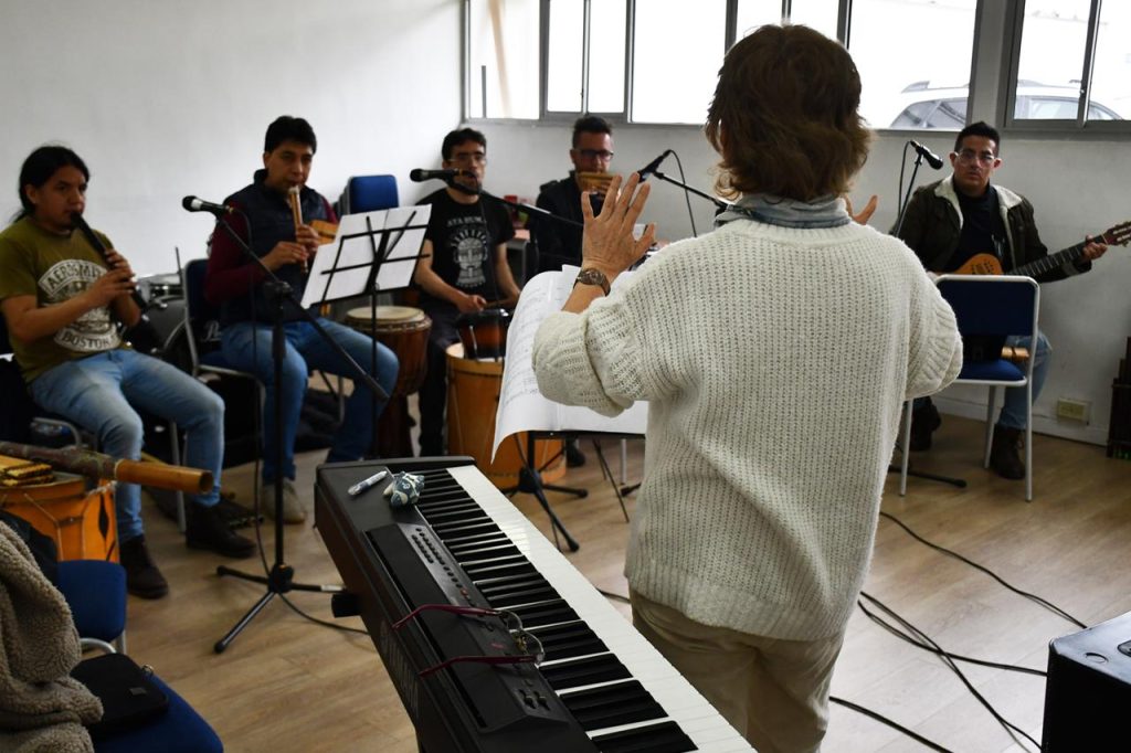 Jannet Alvarado, compositora, musicóloga y pianista, junto al ensamble UCuenca Folk presentan “Ecuatoriales”, un homenaje a las raíces andinas.