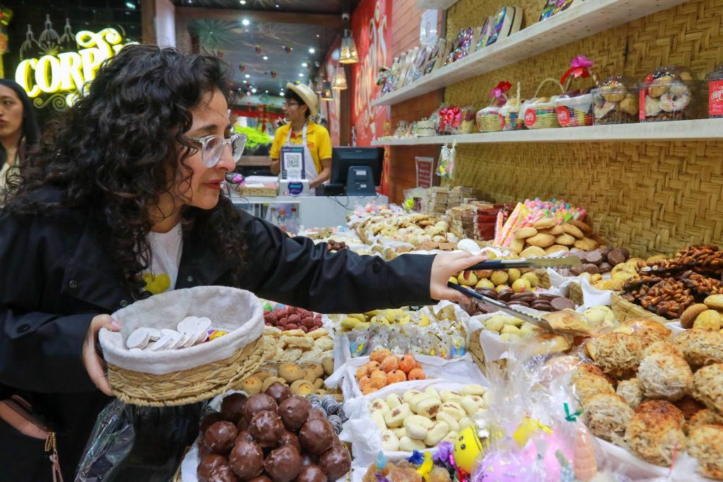 La venta de los dulces del Corpus se realiza en las inmediaciones del Parque Calderón de Cuenca. /XCA
