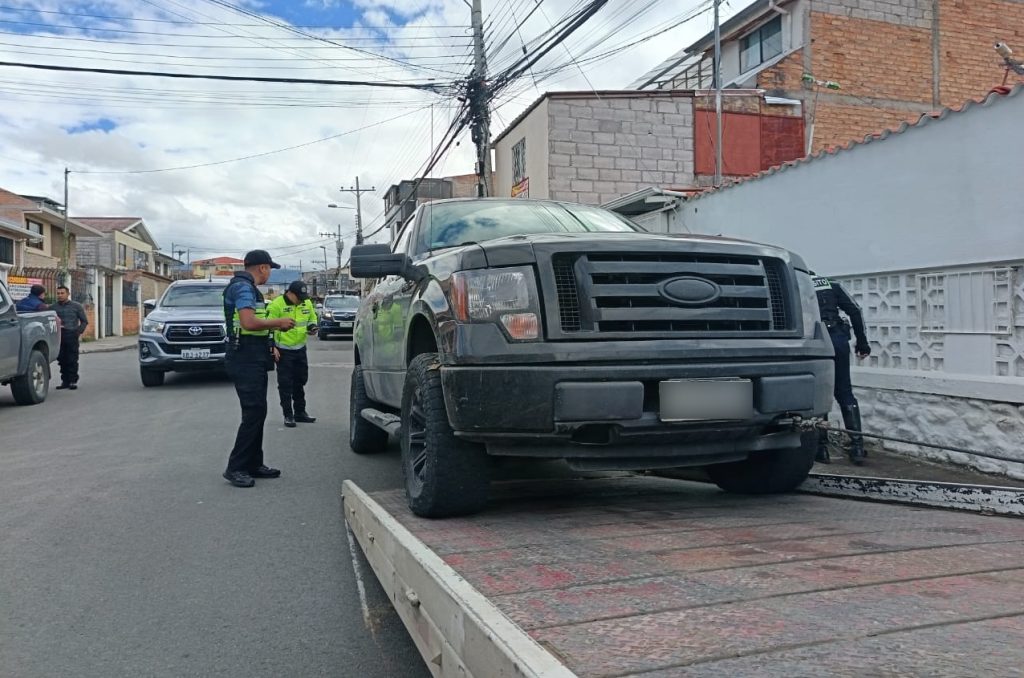La camioneta que infringió las normas de tránsito al descender por las Escalinatas francisco Sojo Jaramillo, fue hallada en Totoracocha. /Fotos EMOV.