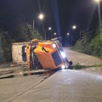 Un camión volcó en el kilómetro 58 de la vía Cuenca – Molleturo – El Empalme, cerca de el Cajas. /Foto Bomberos Cuenca.