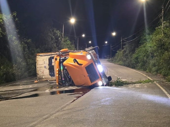 Un camión volcó en el kilómetro 58 de la vía Cuenca – Molleturo – El Empalme, cerca de el Cajas. /Foto Bomberos Cuenca.