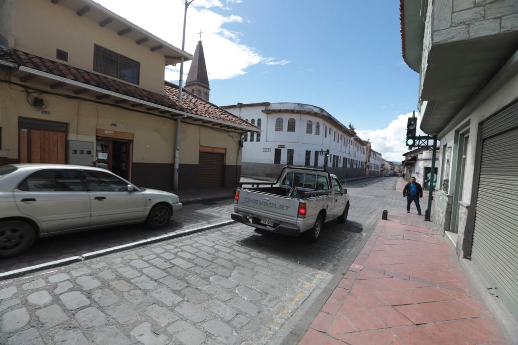 Vehículos particulares hacen mal uso de los carriles exclusivos destinados al transporte público.