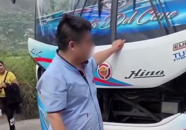 Captura de la imagen en la que se puede ver al conductor del bus con huellas de sangre en el rostro. /Captura de video publicado en redes