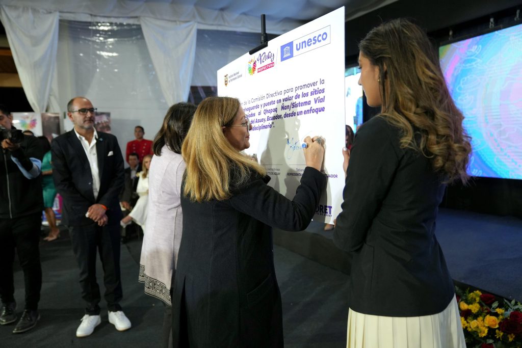 El prefecto Juan Cristóbal Lloret y la representante de la CAF en Ecuador, Diana Mejía, durante la firma del convenio para la recuperación del Qhapaq Ñan”.