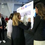 El prefecto Juan Cristóbal Lloret y la representante de la CAF en Ecuador, Diana Mejía, durante la firma del convenio para la recuperación del Qhapaq Ñan”.