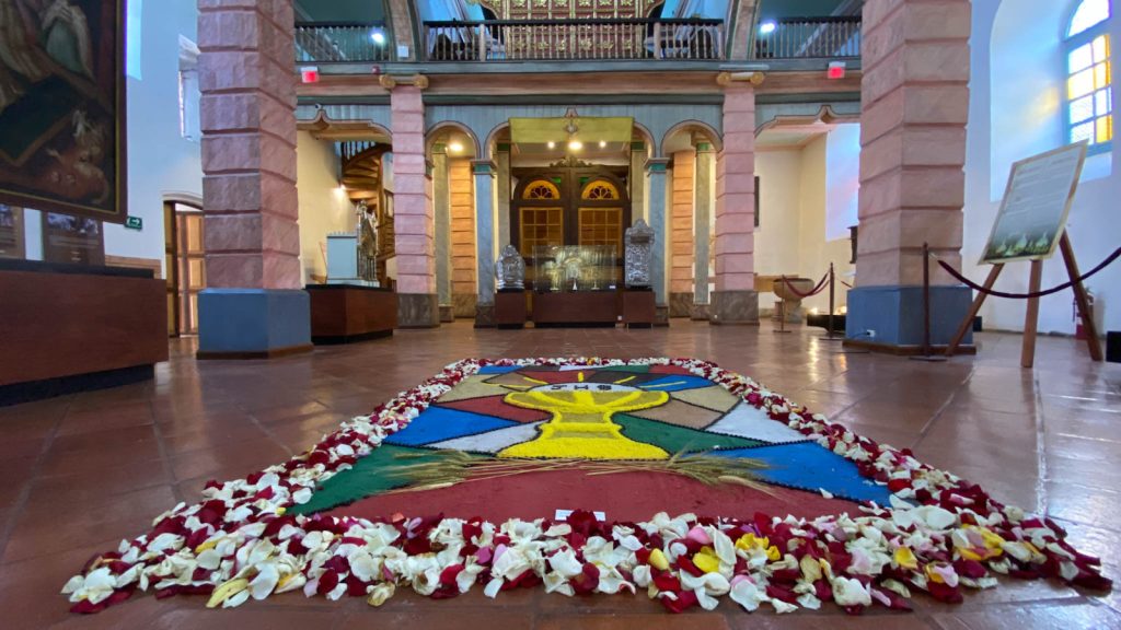 Alfombra simbólica, elaborada con pétalos y piedras en la Catedral Antigua, parte de la exposición “Devoción y Tradición” que revaloriza el significado del Corpus Christi.