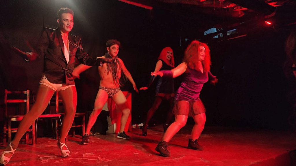 Puesta en escena de la obra ‘Chupacabras Family’ que se montará en el escenario del ‘Cabaret Prohibido’ en Cuenca. /Foto cortesía del elenco