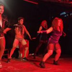 Puesta en escena de la obra ‘Chupacabras Family’ que se montará en el escenario del ‘Cabaret Prohibido’ en Cuenca. /Foto cortesía del elenco