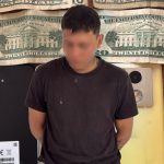 El ciudadano fue detenido en un negocio de Gualaceo cuando intentaba robarse celulares. /Foto Policía Nacional