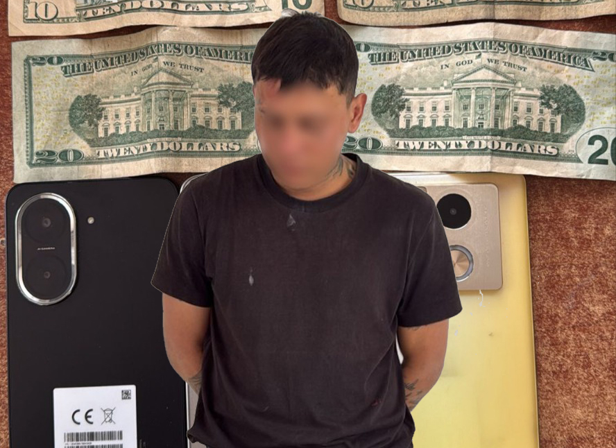 El ciudadano fue detenido en un negocio de Gualaceo cuando intentaba robarse celulares. /Foto Policía Nacional